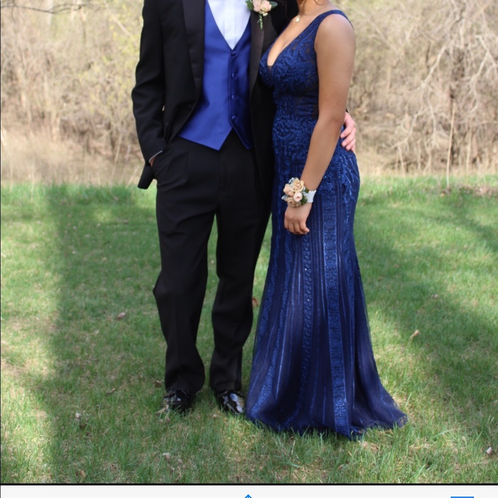 Stunning Elle Wilde navy prom dress